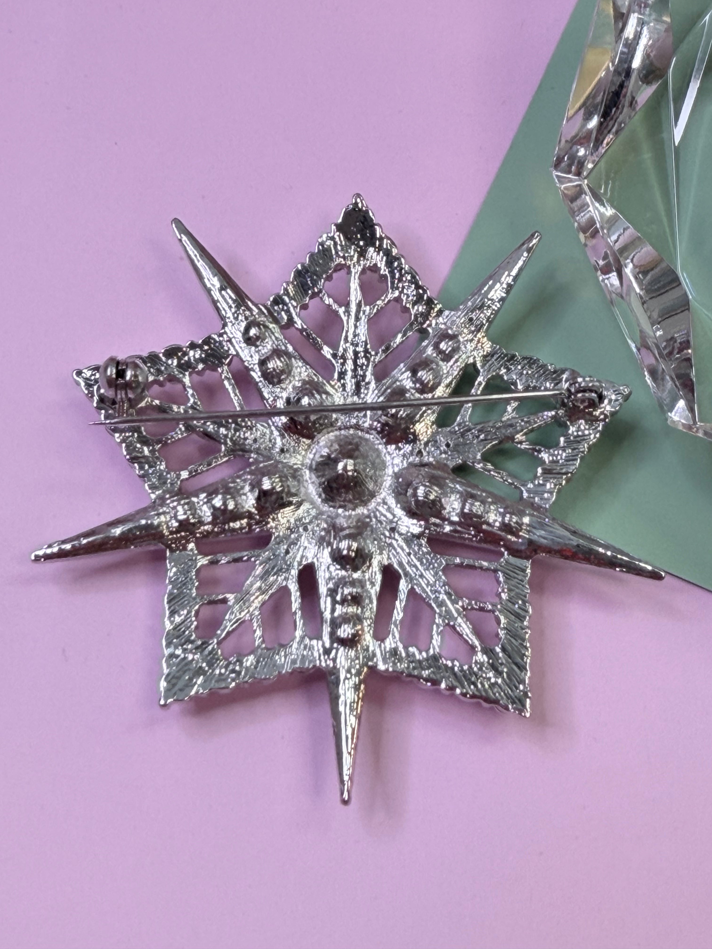 Vintage Crystal Starburst Brooch – Silver Tone Statement